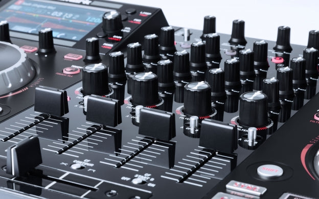 NUMARK NVII CONTROLLER